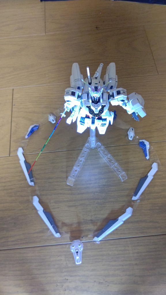 ELSクアンタみたいにワープできる設定です。なので、不意打ち攻撃ができます。