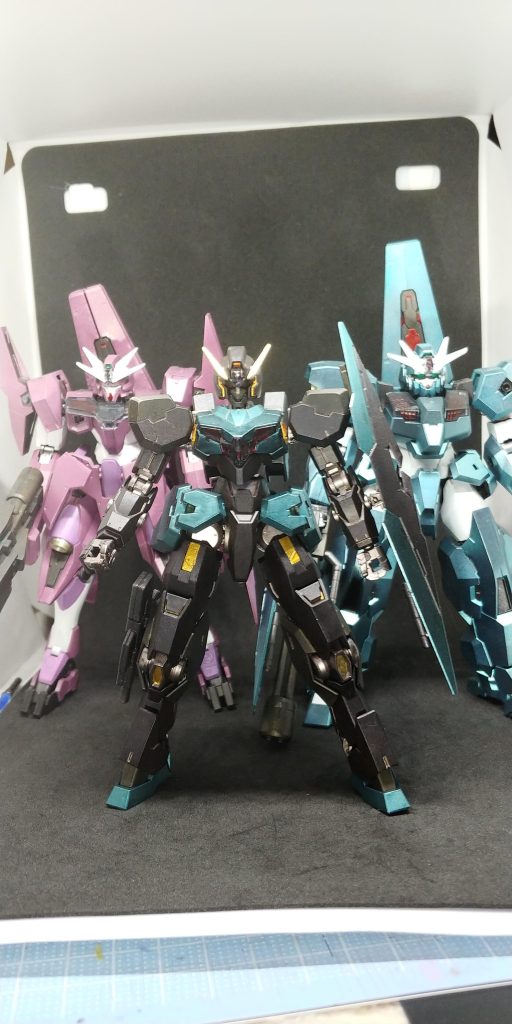 今回のガンダムマーカー【コスモメタブルー×Gブラック×ロイヤルメタレッド】、【コスモメタブルー×ヘビーガンメタリック×Gブラック】、ヘビーガンメタリック、ロイヤルメタレッド、メタリックオレンジ、イエローゴールド、【Gブラック×Gゴールド】、Gメッキシルバー、【ヘビーガンメタリック×Gホワイト】