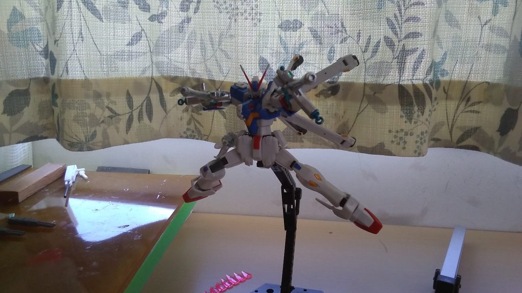 原作には多分無いですがザンバスター二丁持ちで。このために、バスターガンとビーム・ザンバーの腰に接続する3ミリ軸を切ってシンメトリーになるように新しい軸をつけました。