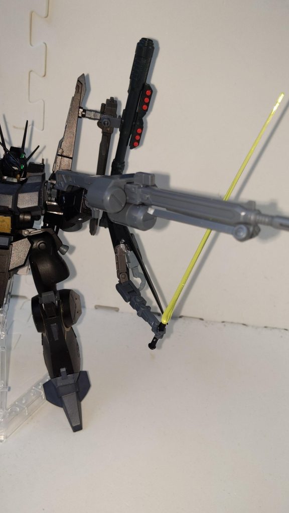 バスターマシンガンGBNのレアなドロップ武器パーツの一つ。そのレアリティにふさわしい高威力の実体弾マシンガンだが、反動も凄まじく扱いが難しいじゃじゃ馬。普通は銃身下部のバイポッドを使用して撃つ物だが、シルヴァ・バレト十六夜は純粋に機体のパワーで強引に制御して片手持ちする。実弾銃なので汎用性はかなり高い。ちなみに、これの片手持ちには最低でもガンダムフレーム並のパワーが必要。(普段からデモリッションナイフ振り回してるシルヴァ・バレト十六夜なら余裕)