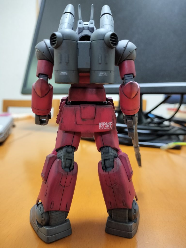 右ふくらはぎ、つや消しが乾き切る前に触ってしまい、誤魔化すために汚しがきつくなりました。これに合わせて全体的に汚れがキツくなっていきましたとさ。