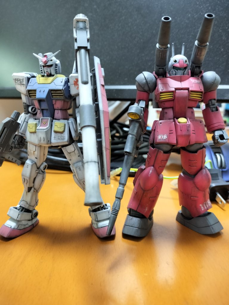 ガンダムと一緒に。モニターのホコリがすごい。
