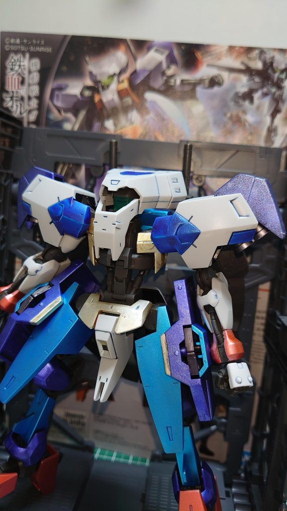 今回肩のバーニヤ部分に初めてあとはめ加工をしてみたのですが、左肩は成功したのですが、右肩の方は削りすぎたらしく、外れたりはしないですがプラプラになってしまいました(T0T)