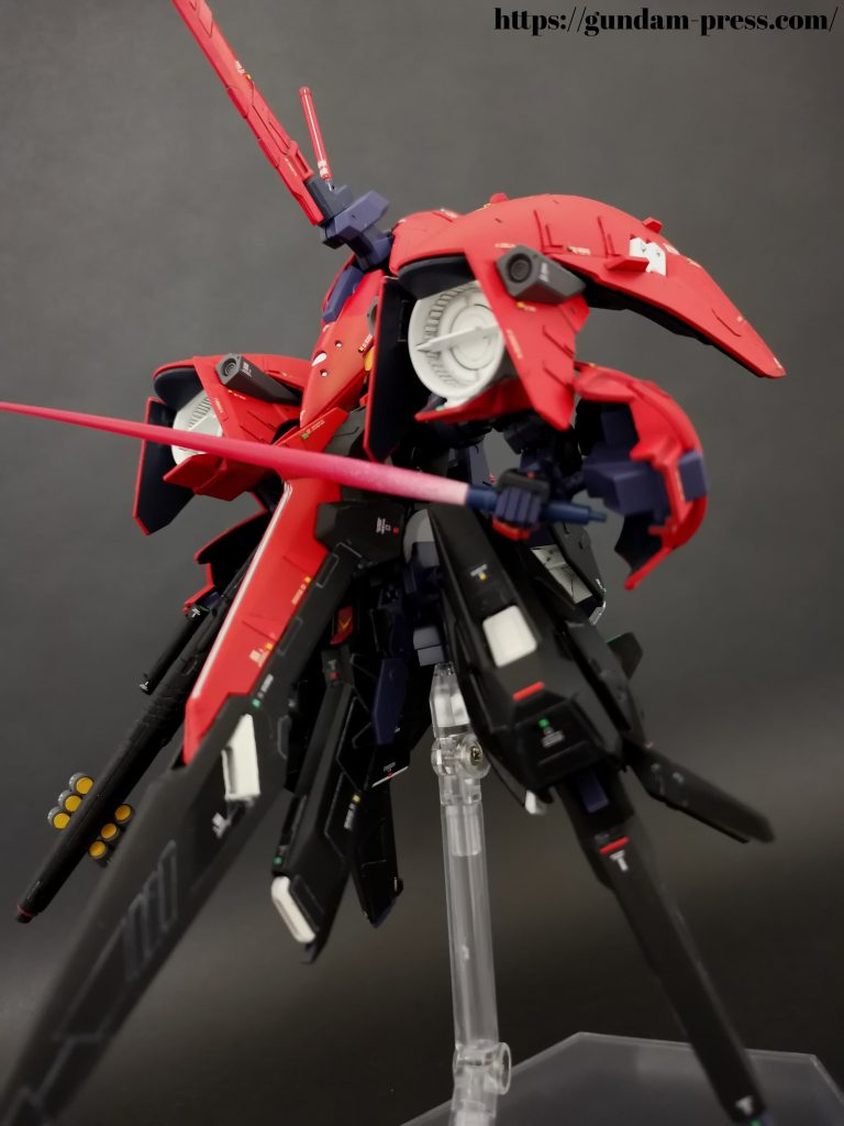 ヘイズルII用のビームライフルとビームサーベルを装備させた1枚です。ポージングが限られるので、武装変更で何とか表情が変わるように努力しています(汗)。