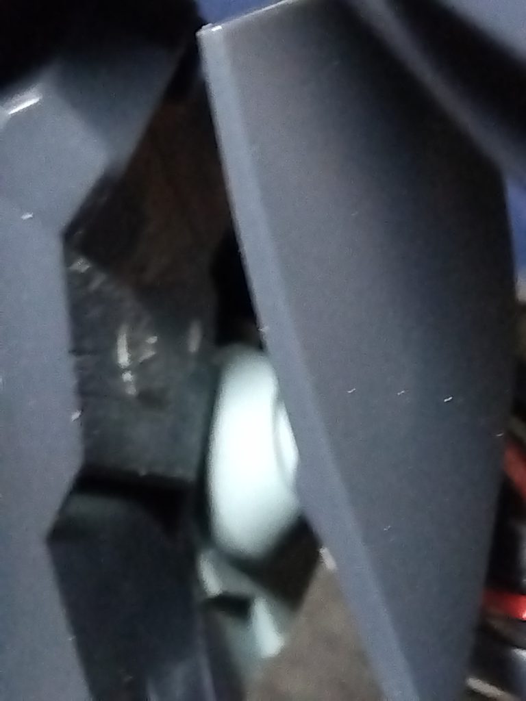 ゼダスの足だったところをヤスリがけしてみたのですが思ったよりヤスリがけって難しく跡が残ってしまいました😱