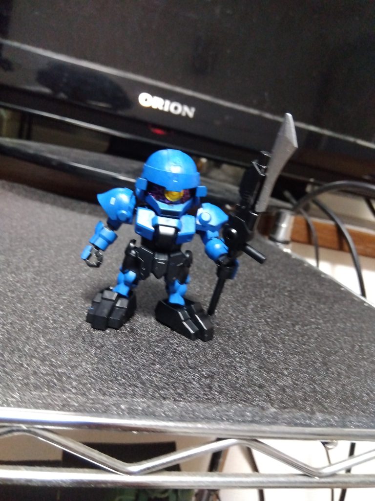 BAKUバージョンも青色に塗装したのですがやっぱりピンクのモノアイが似合うなと思います