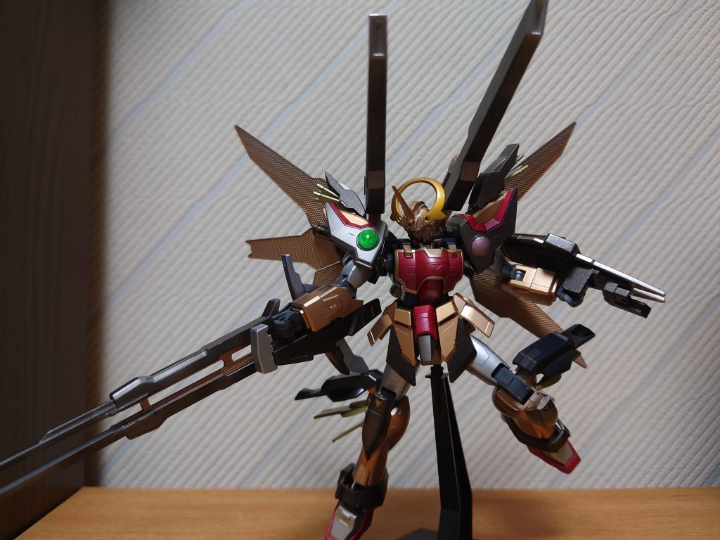 光をもたらす者って事でサテライト＆メガキャノンポーズです。頭の輪っかがいい感じに天使を演出してくれて個人的には１番のお気に入りポイントです。