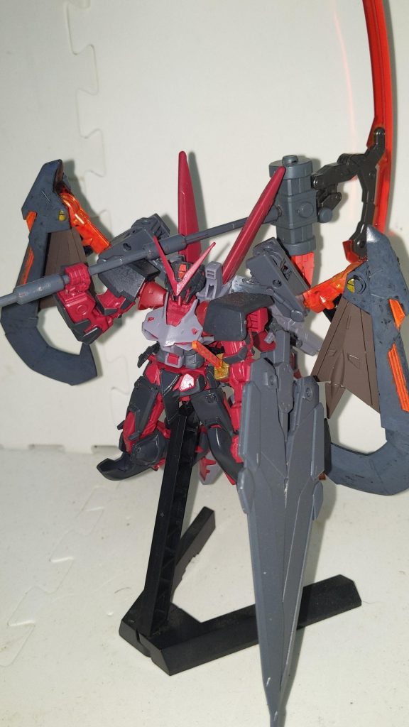 作中初披露の新武器、アーマーペネトレーター改め「複合近接武装ブラッドローズ」を装備したミカゲの「アストレイブラッディフレームツェペシュ」「ふむ、こんな時こそ幼なじみの出番だな…………」