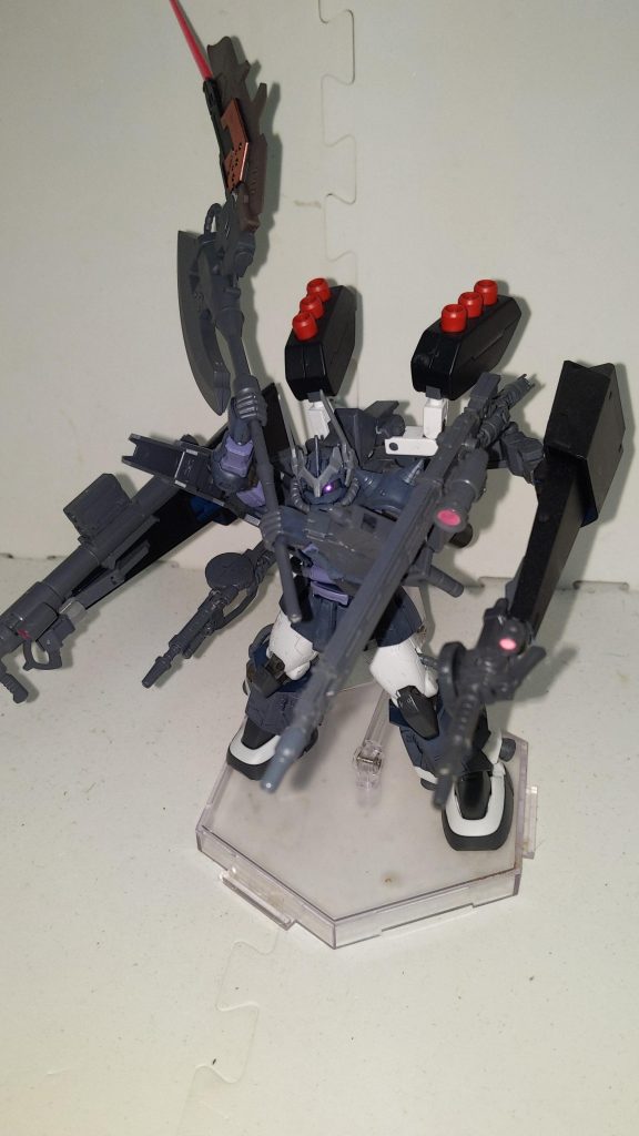 ラスボスに近接攻撃を仕掛けるクロの「ザクⅡブラックエンドフィアーズ」「こいつは骨が折れそうだな………だが、骨が折れても斧が折れてもこいつを最後までボコし続けるだけだッ!!!!」