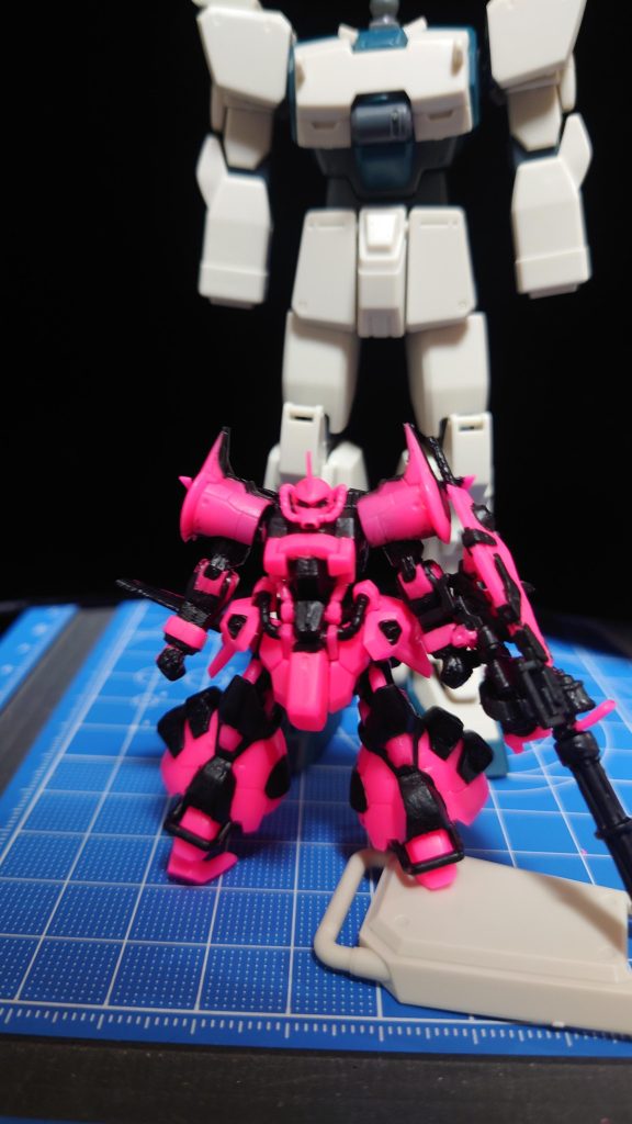 アーティファクトは始めて作りましたが、このサイズでこの出来は確かにすごい・・・皆が熱中するわけだ。ちなみにグフフライトタイプは好きな機体トップ3に入ります。よく考えたらあの活躍でなぜ気に入ったのかよく覚えていませんが…08はプラモから入ったからあんまり活躍シーンとか気にしてなかったのかも。HGUCも積んでるので、まぁそのうちゆっくりトライしたいですね。