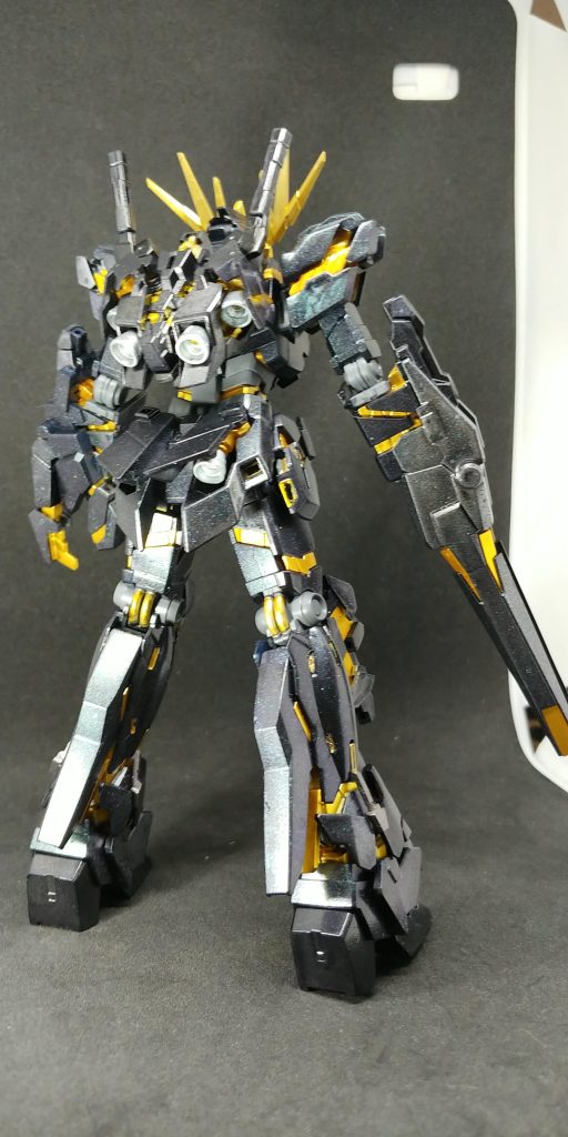 今回は黒でと思ってたので、【Ｇブラック×Ｇメッキシルバー】でで途中からその上に100均ネイルパウダー入りのブルーのＧマーカークリアー光沢にしてみた結局、鱗ズゴックと同じですけど