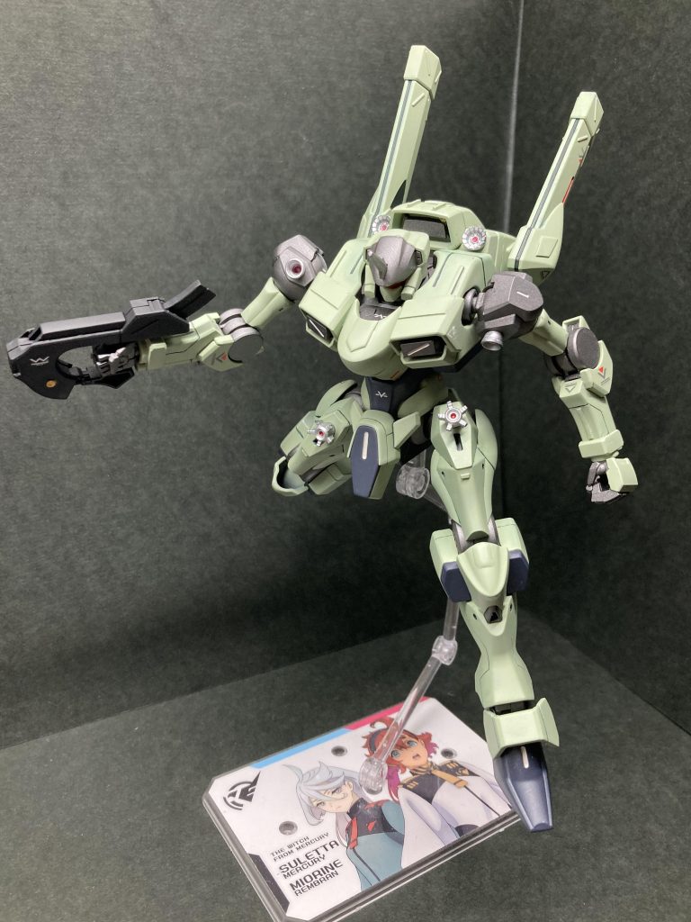 平面が多い機体でしたので、プラ板、プラ棒貼り付け、スジボリ、マイナスモールド穴あけ、3mm穴への各種バーニア取付(完全に穴埋めしてしまうと元に戻せなくなるので、はめ込み式のものにしました)によるディテールUPを行いました。プラ板、プラ棒等貼り付け部の色はあえて機体色と同じにし、あざとくならない様に気をつけました。スレミオのアクションベースはお気になさらずに〜。手元にそれしかなかった為使っただけです(笑)