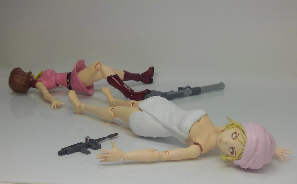 フラウの自爆気味の近距離バズーカによりダブルノックアウトで試合終了です。最後までご覧いただきありがとうございました。過去に作成したバズーカ発射エフェクトと弾が見つかったので、フラウのバズーカ発射シーンを再撮影し、写真を差し替えました。フラウはドアごとセイラだけを吹っ飛ばそうとバズーカを使いましたが、実際には爆風が自分をも襲い自爆となったという感じですw