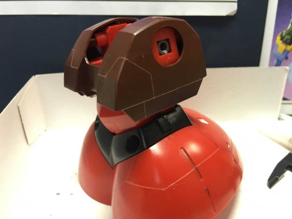 　スジ彫りの追加は元々苦手だったのですが、ホビージャパンで見た野田啓之さんの作例がかっこよかったので、スジ彫り用ガイドテープを駆使してなんとかそれらしく。　特にスカートの縁に沿って平行にスジ彫り入れるのが難関でした。クランクを入れるのを多用していますが、ガイドテープを眺めに使って、例えばこの部分を起点に貼ってから、この部分から貼ったガイドテープの線と合流させる、という風にやるとそれらしいのが彫れました。