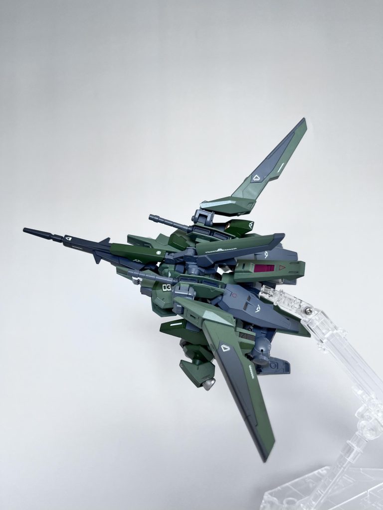 ライフルをアームに、シールドを腹に取り付けて変形完了！！カジキ(ソードフィッシュ)のように機首が突き出ています。MS時、MA時のスタイルやフレーム強度の優先のため完全変形は見送り、HGらしく別パーツを使用しての可変としました。(あと、自分自身の改造スキル見合いのため_(┐「ε:)_)