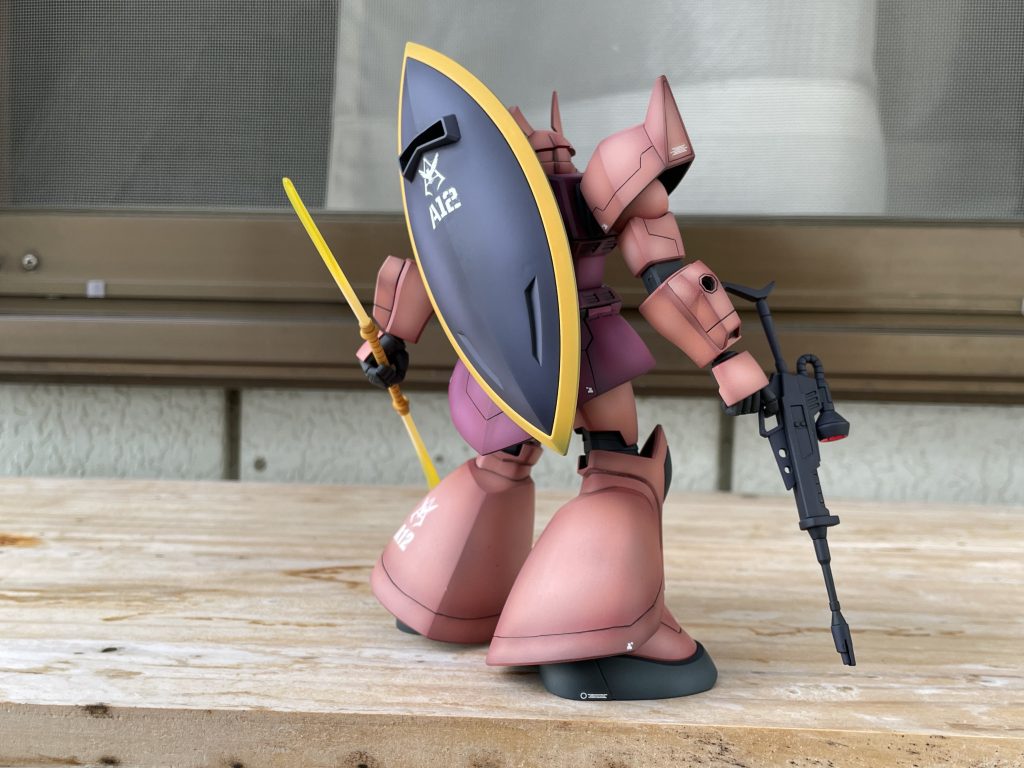 関節はメカヘビー　ライフルスコープとナギナタのビームはエナメル蛍光イエローとピンクデカールは主にジオン系デカールを使いました