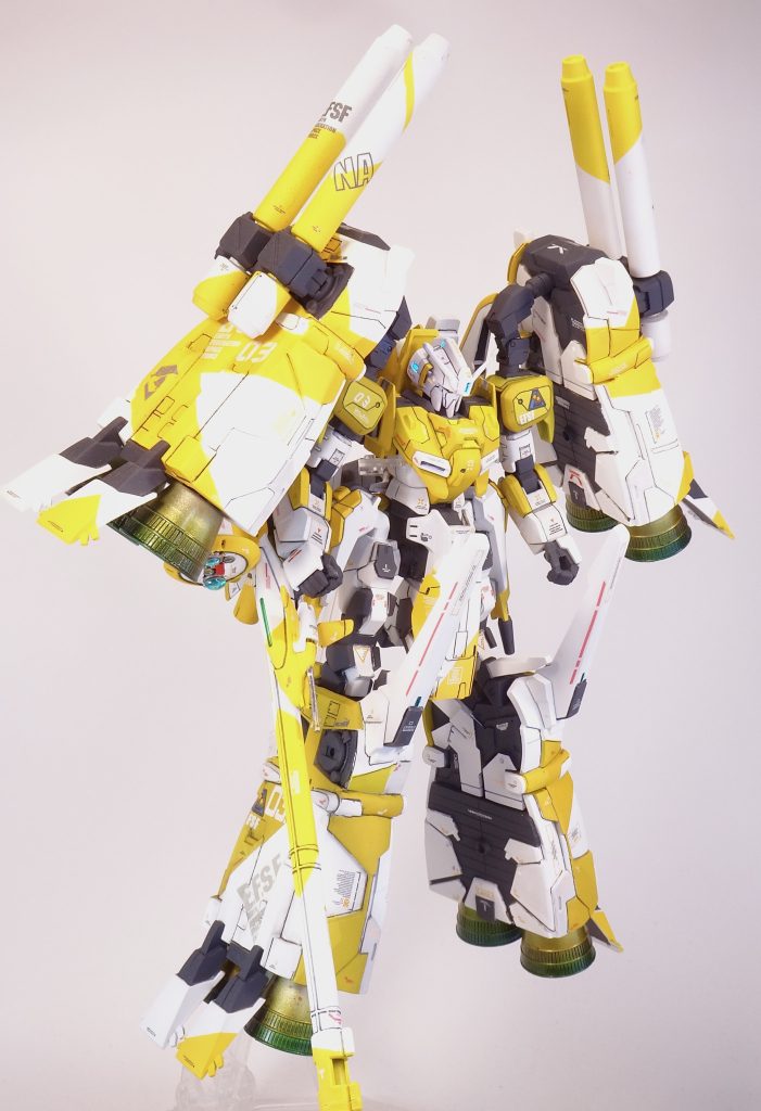 ガレキ部分が非常に重たく、接着と固定の関係上可動はほぼ皆無です。肩のバインダーもあるので射撃ポーズすら取れません。。