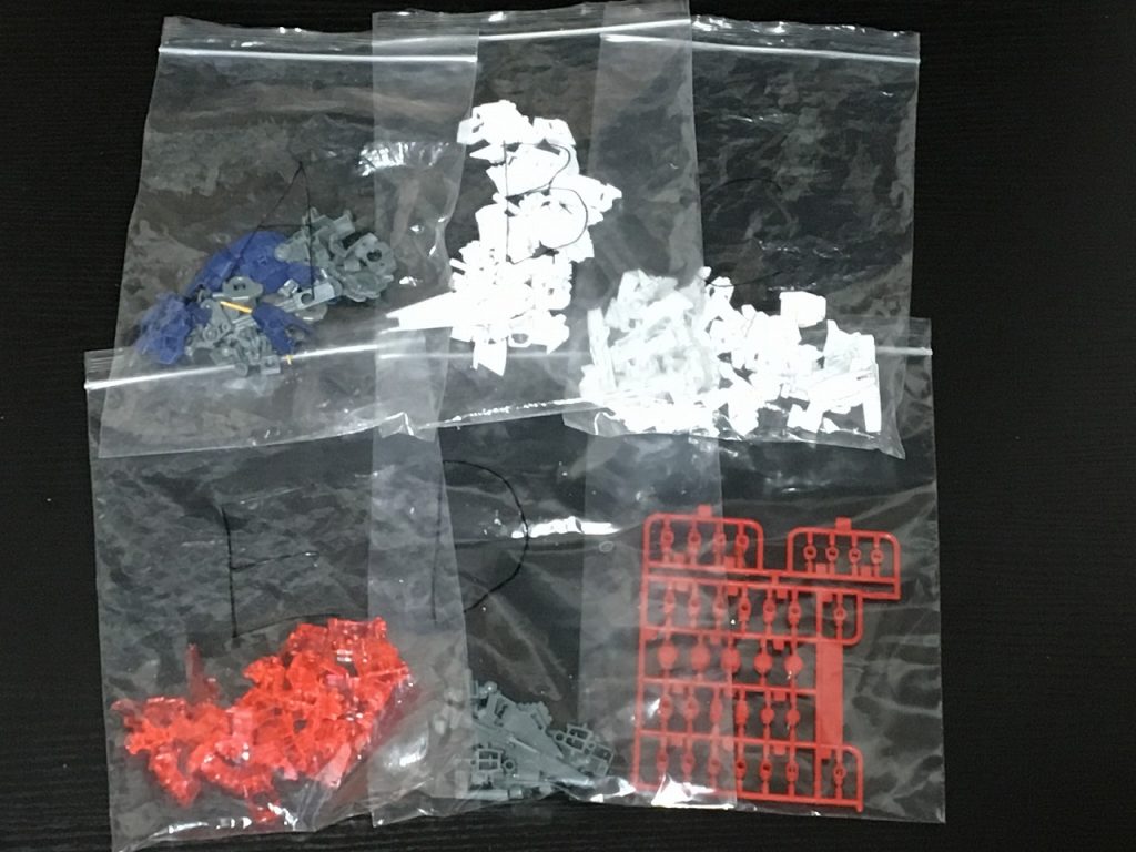 パーツリストは、A・B・C・D・E・PCです。パーツグループごとに、サクッと切り離し丁寧にゲート処理を行いました。スミ入れ工程