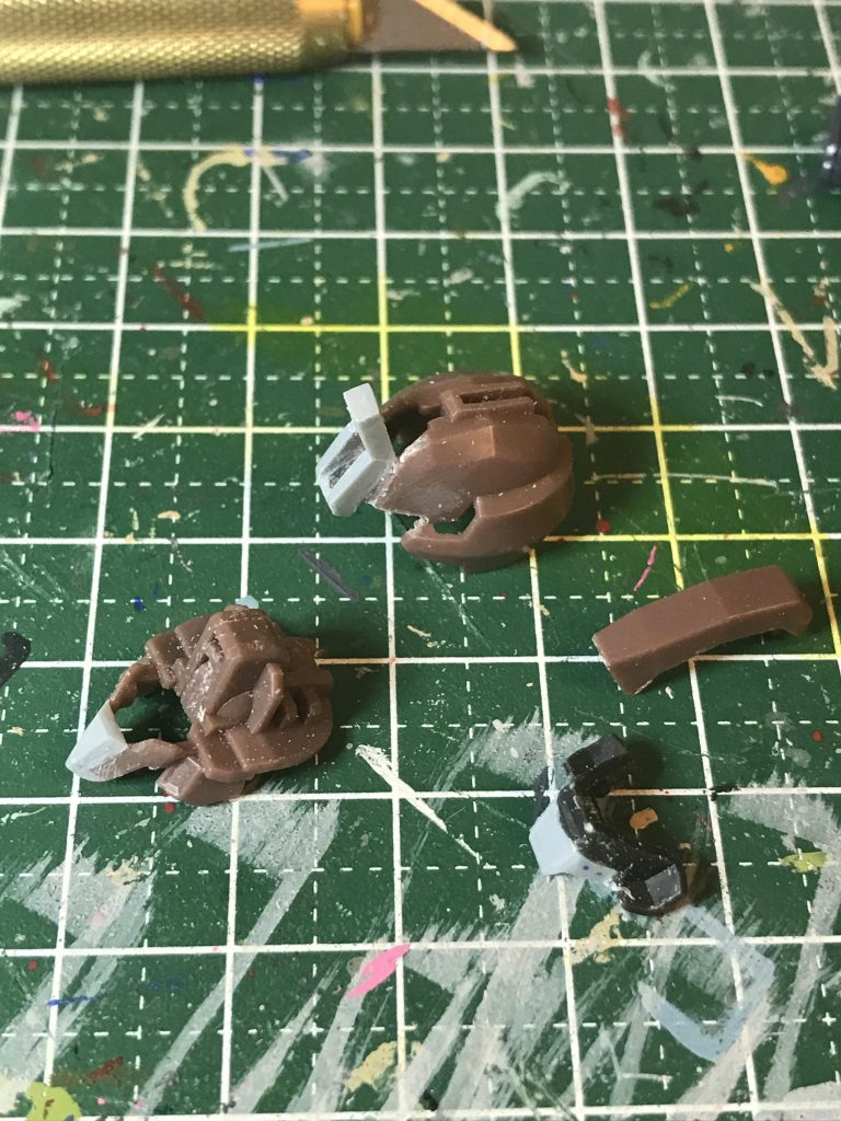 手っ取り早く使える部品を探してジャンク箱を漁るよりプラ板工作した方が早いかと渋々プラ板工作した所です。やれば出来るじゃんと小さく自分を褒めます。