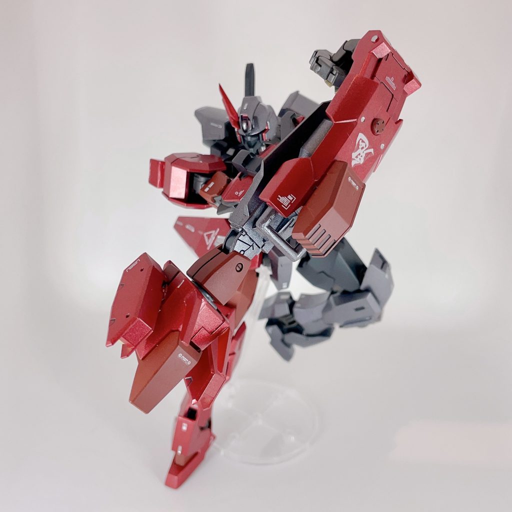 鬼の手装備状態でアクション!2枚目のように手の甲が正面に来るよう、取り付け方法に苦労しましたが、おかけで思っていたポーズが決まります!