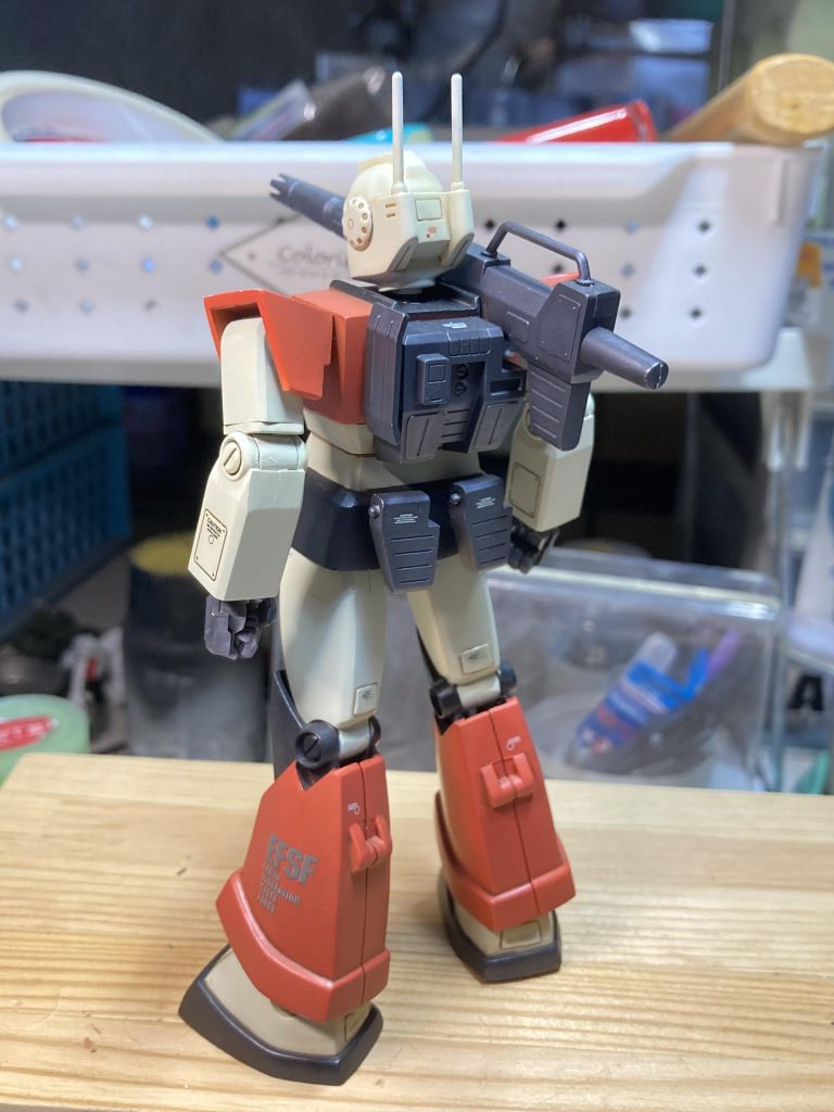 肩、股関節、足首の関節部分をアルミ線で繋いで固定ポーズで作っています。