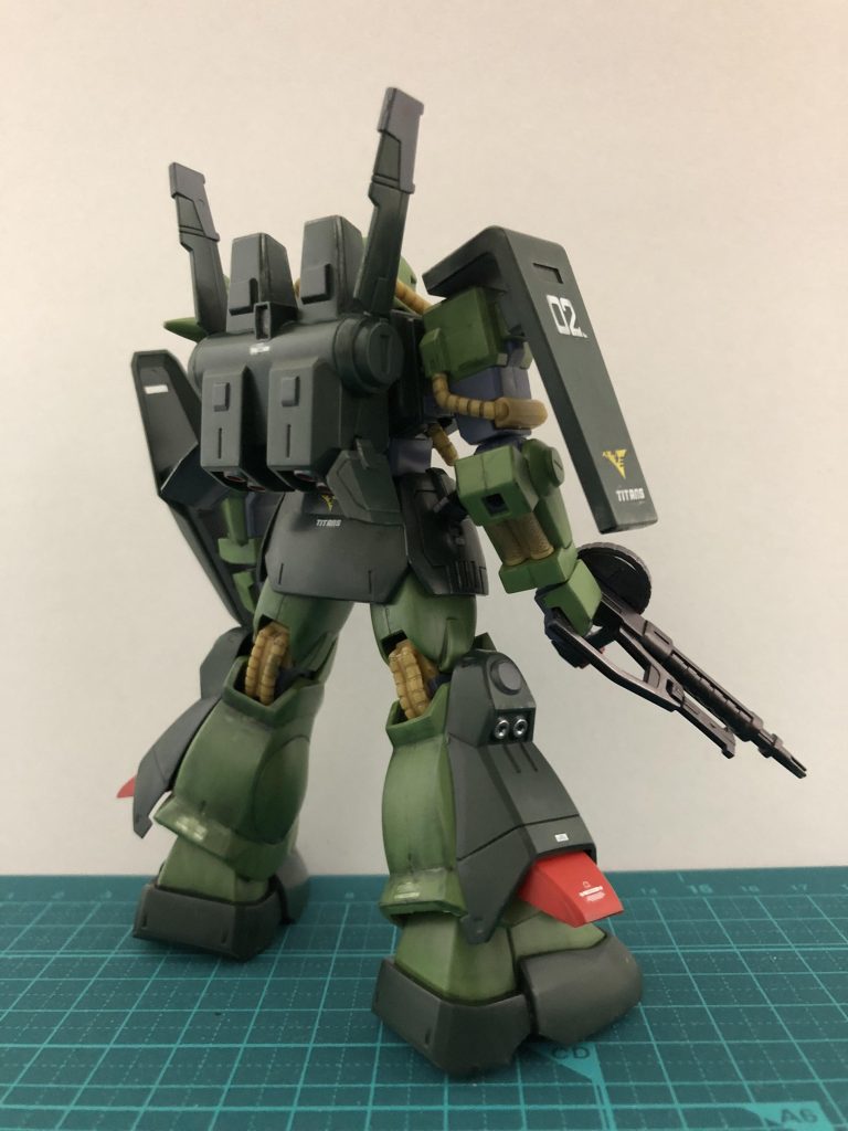 背面はシンプルに。