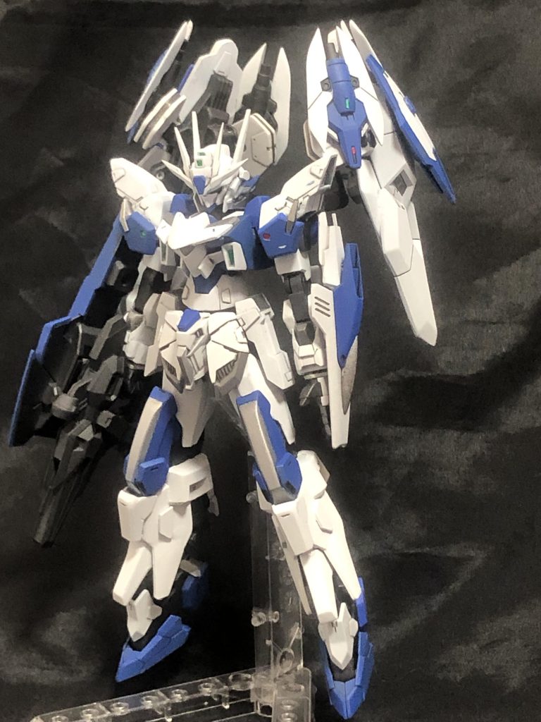 正面。ダブルオー系を意識したフォルムで作りました。頭部はエアリアル、胴体はAGE2、腕はGバウンサー、下半身はFXがベースです。