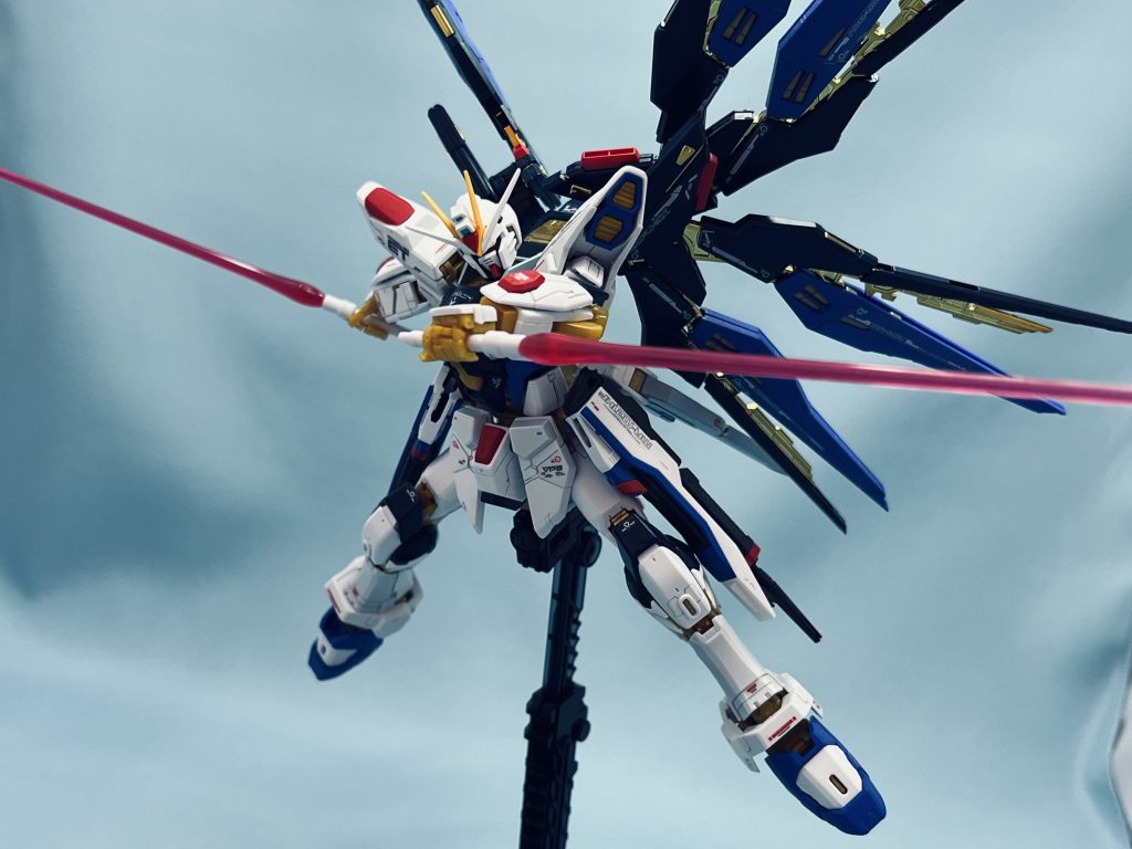 全体を写せるように頑張ってみました!ストライクがアーマシュナイダーを構えているイラストを意識しています。