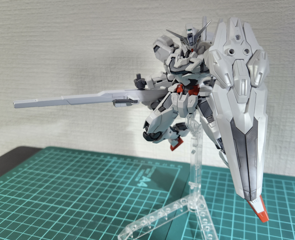 気になる合わせ目は、バリアブルロッドライフルとバックパックのバーニア(?)くらいで、ただ組み立てただけでめちゃくちゃかっこいいです。本当に神キットだと思います。