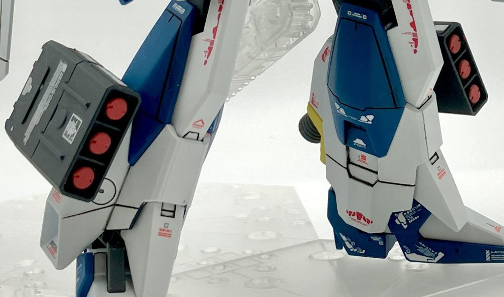 ガンダムライトニングカスタム（素体）ライトニングガンダムのビームライフルをオミットして各種ミサイルを搭載。そのため従来の狙撃による遠距離攻撃ができない。素体では機動力以外は並以下の性能のため、各武装で迎撃しつつ撤退するのが主。武装・頭部バルカン・ビームハンドガン×2・肩部中型ミサイル・脚部三連ミサイルポッド