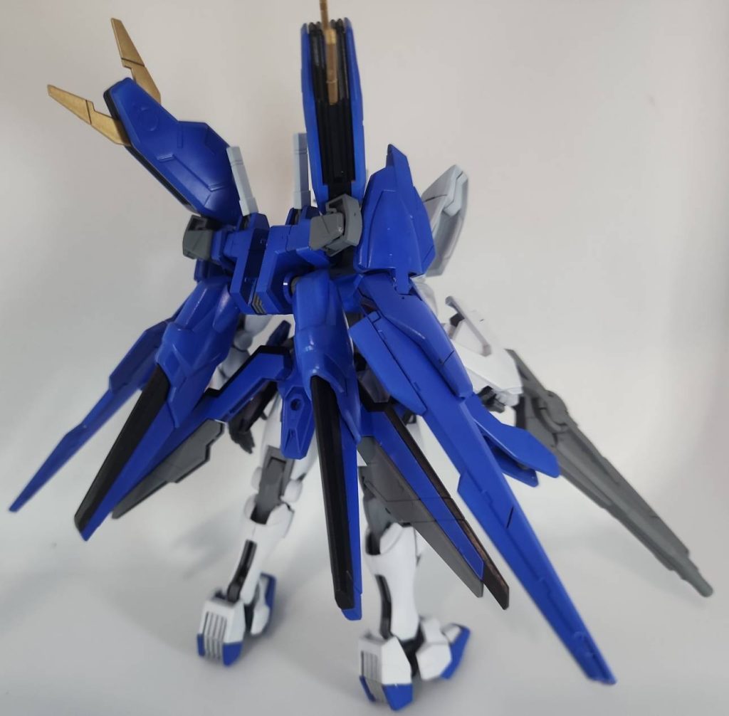 後ろ姿。アイズガンダムのバインダーはエアリアルのバックパックの間に接続ジョイントを追加して取り付けしました。ガンビットは素のエアリアルから流用して15個に増やしました。