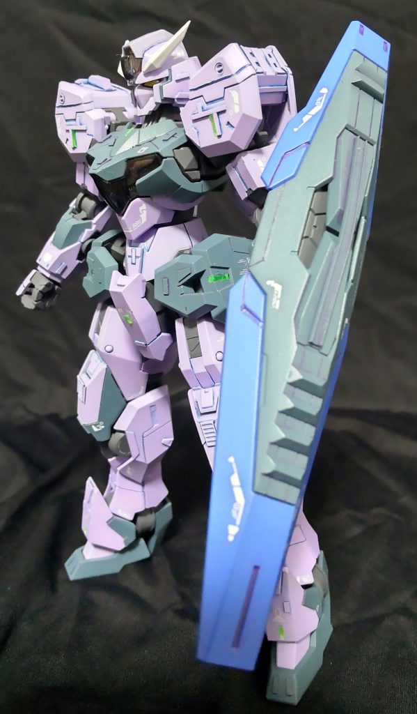 肩や胸部等のクリアパーツのワンポイントは、ランナーから切り出して、深めのすじ彫りした部分に埋め込んでます。