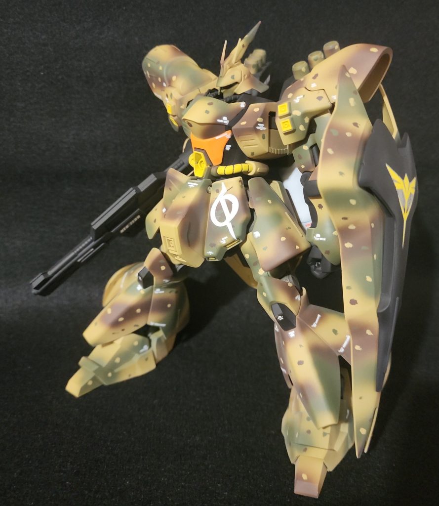 立ち姿です。HJ5月号の迷彩塗装を模倣してみました。デカールはナイチンゲール、逆襲のシャア、ベルテクス(白)を使用。