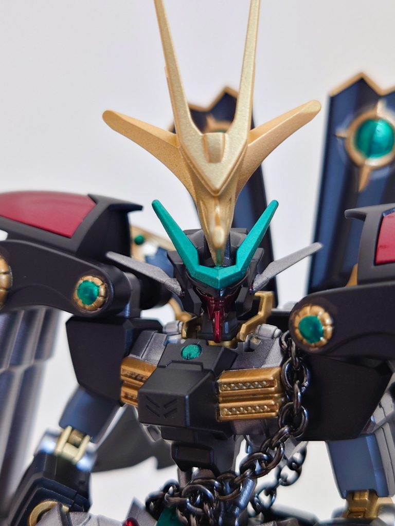 頭部の角飾りは、ディランザ(グエル専用機)のものです。悪魔プルソンは、ライオンの顔をしているとのことだったので、最初はライオン型の顔を作成しようかと思ったのですが、連想ゲームでライオン→ジェターク寮のシンボル→ジェタークといえばグエル→グエルといえばディランザということで、ディランザ角飾りをつけてみました。