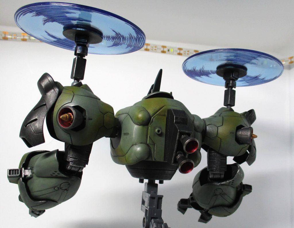 背面から。ビームローターで浮きながら、肩と背中のブースターで加速します。