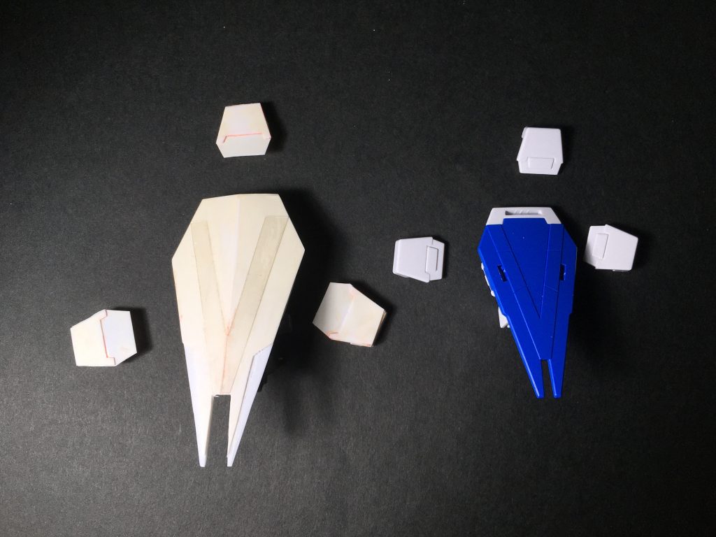 自作シールドの大きさが分かる写真です。ライフル収納から逆算した大きさです。塗装は主にガンダムマーカーエアブラシを使っています。濃紺…ティターンズブルー水色…ガンダムスカイブルー黄…ガンダムイエロー墨入れはシャーペン、ウェザリングは上半身はドライブラシ銀、足元はリアルタッチマーカーのブラウン1です。銃身は黒と金を混ぜたものです。