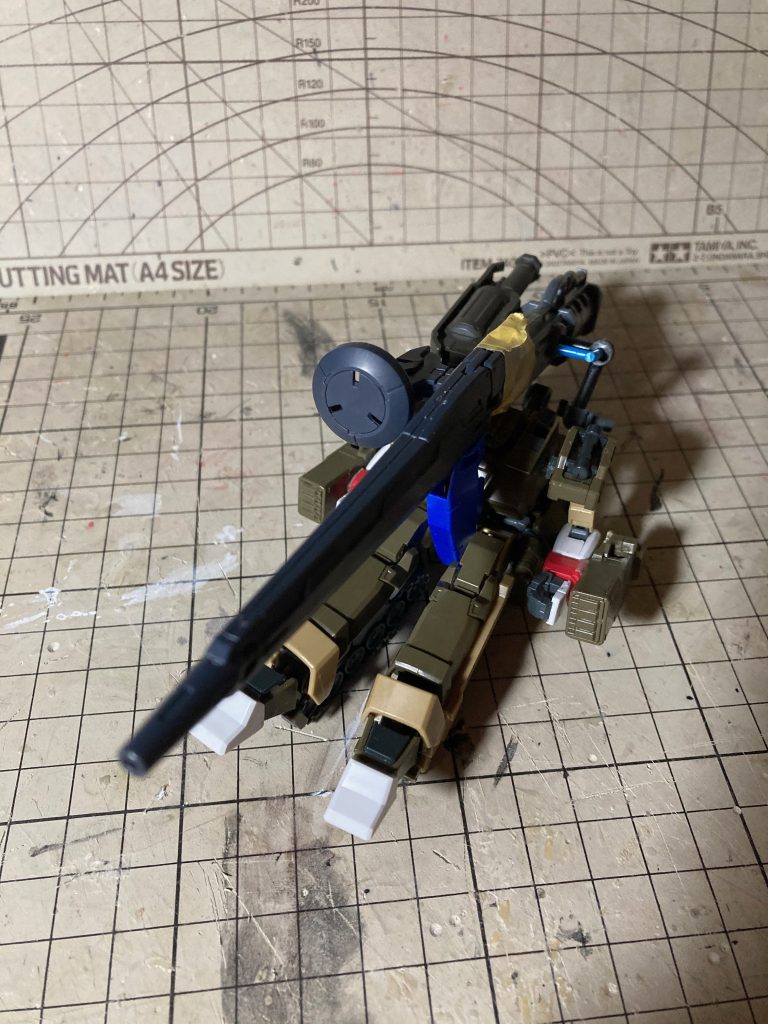 最初期の姿です。長距離砲は、テルティウムアームズの銃身とグリップを、キャンペーンでもらったビームランチャーの基部とくっつけたものです。ミキシングは楽しいけど、なかなか終わりがないですね。「赤青合戦」が実施されていたので、期日を決めて仕上げることができました。