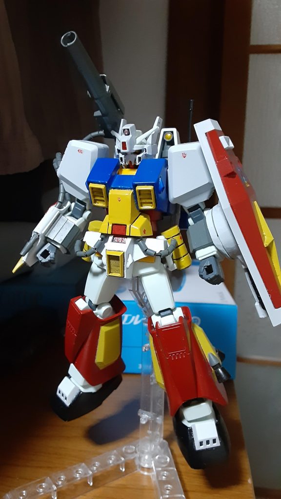 今の1/144ガンダムに旧キットのアーマーを装着できたらカッコいいだろうなと思って作りました。