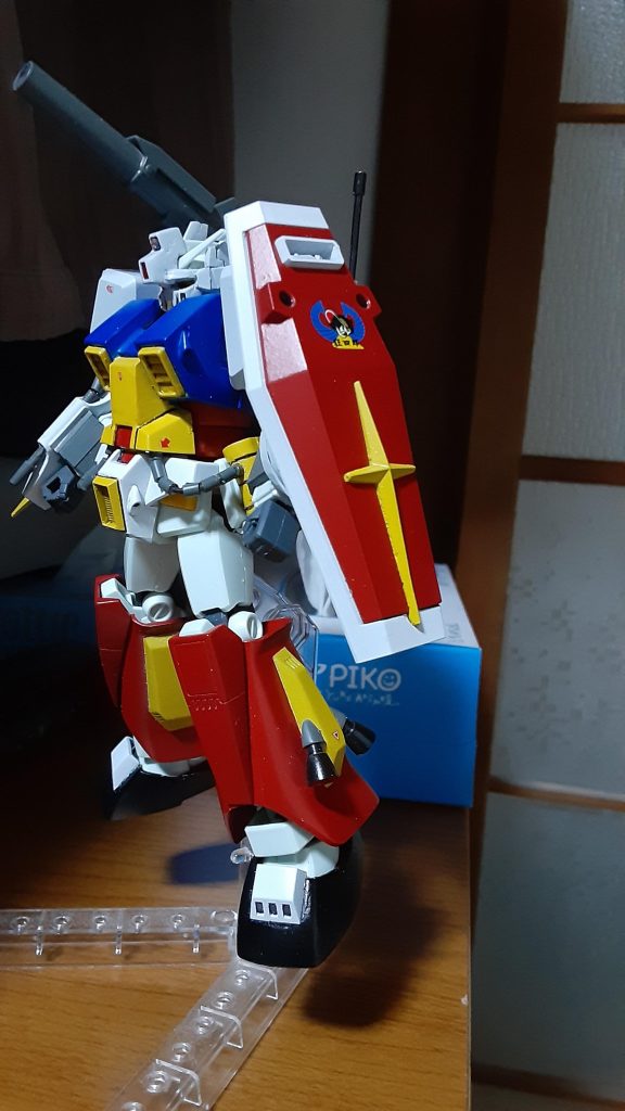 シールドには狂四郎の水転写デカール、ビームサーベルとナパームの着脱もできます。