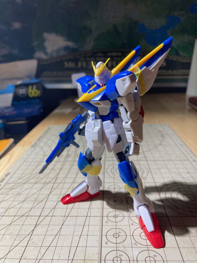 好みで部分的に旧キットを使用しています。頭部外装、ミノフスキードライブの上部、腰のフレームとフロント・リアアーマー、ふくらはぎから下が旧キットです。膝は最終的にはHGUC、上腕と肘関節はGNアーチャー、フェイスはF91、Vアンテナは差し替え、ブルーの部分は同色のランナータグの削り出しです。