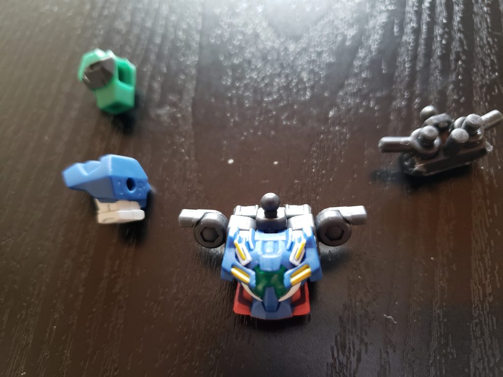 エクシアは、シリーズ15作目なので、肩のジョイントが丸い棒軸(初期形)で、可動域に若干の不満が有ったのですが、20作目から関節パーツに成り可動域がグッと広り、豊かな表現が可能に成ったので移植して見ました😆💕