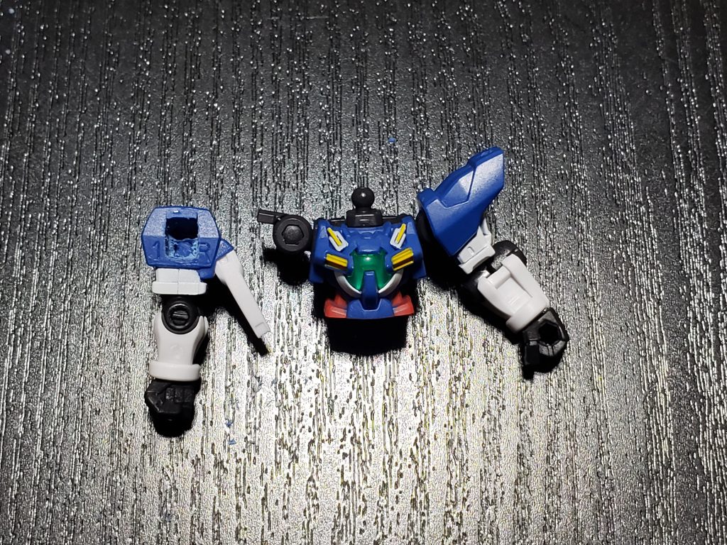 ジョイントパーツは加工せず、肩パーツ側を削りはめ込みました❗見て解る方も居るかと思いますが、ただほじくるだけなのでメチャメチャ簡単です😂