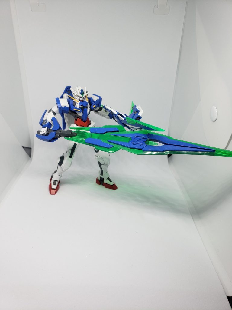 [設定４]操縦桿を握るグラハムの子孫に変化が起こる❗⚡太陽炉から発生される特殊粒子「GN粒子」を浴び、走馬灯の様に今迄の戦いが彼の頭に、心に流れ込む❗それは、彼の記憶か粒子の記憶か… 余りの苦しみに意識を失いかけるも、オリジナルのイノベイターとして覚醒💡更に遺伝子の奥深くに潜んでいたエルスまでも覚醒❗かつての伝説をしのぐ活躍が今、ここから始まる…