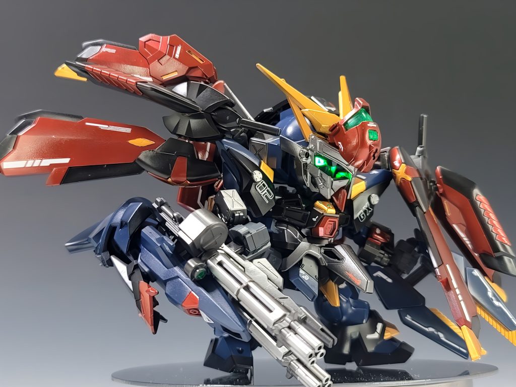 トルネードといえばガトリングなので、いっそ強そうな感じのツインガトリング作ってみました。フェニックスの頭部ユニットを使ってバーニングファイアのエネルギーを撃ちだせる!ということで炎エフェクトっぽくした孫権アストレイの角をつけられるようにしています