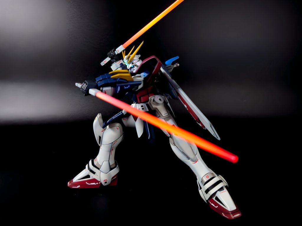 こんな大股開きのポーズもすごく安定している。頭周りのセンサー、ツインアイは蛍光塗料で塗装しているのでUVライトで光らせてます。ゴッドスラッシュもね～