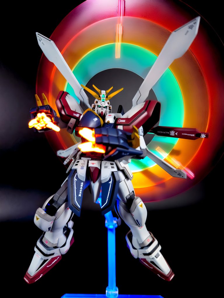 まだまだ光ります。石破天驚拳の構えですが、金色にはなりません。マニピュレータも真っ赤に燃えてます！←蛍光オレンジでキャンディ塗装してますが、光らせると全くわかりません。