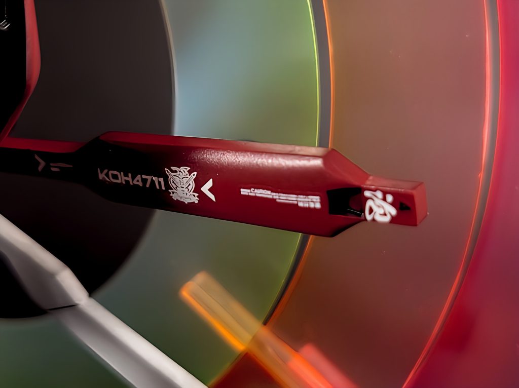 問題の超肉抜き穴が空いていたパーツ部分。今回はアクセサリー作りにも使うクリアレジンで埋めました。パテよりも硬化後の加工がしやすく個人的には気に入って使ってます。今回は表面張力のおかげで自然なRが出たのであえて面出しはせずに仕上げてます。