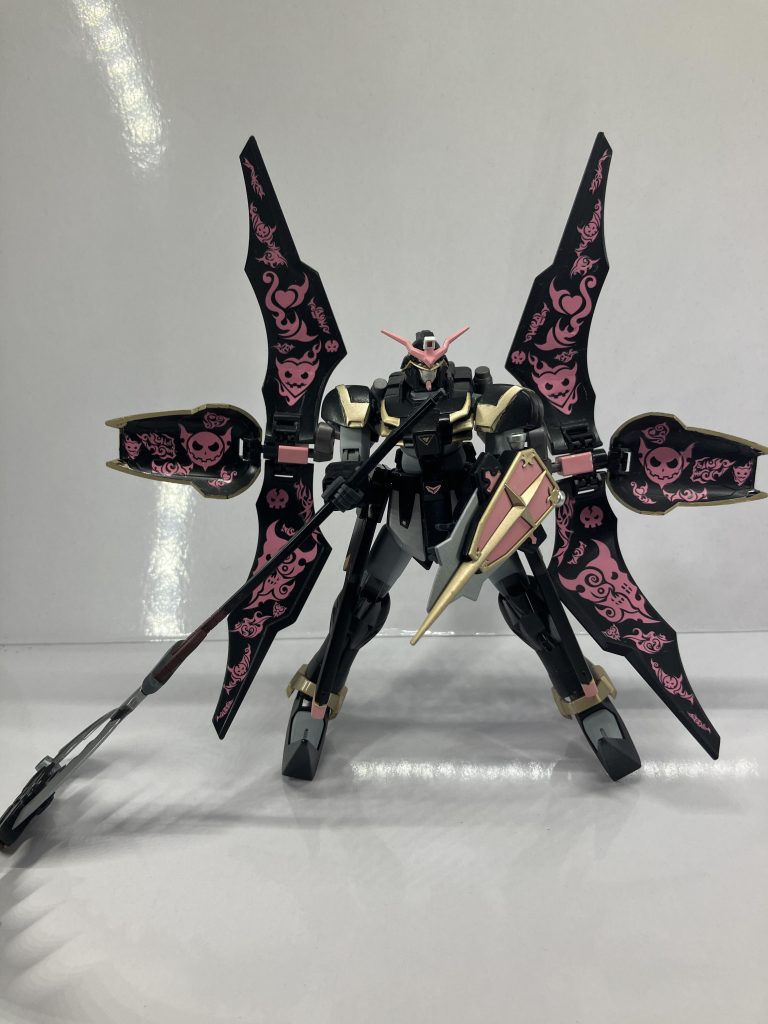 クローク展開状態戦場で暴れ回ったあとにクロークを展開してライブするようなイメージでつくりました好き放題にデカール貼りまくるのが楽しかったです地味に、クローク裏面をパテ埋めして平面に整えるのが一番大変でした