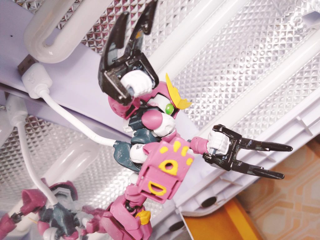 貂蝉の脚が優秀なのでかなりアクロバティックな動きが出来ます。ついでにしっぽのUSB(黒いのしかなかったので白く塗装してくっつけた)のおかげで転倒防止になっています。