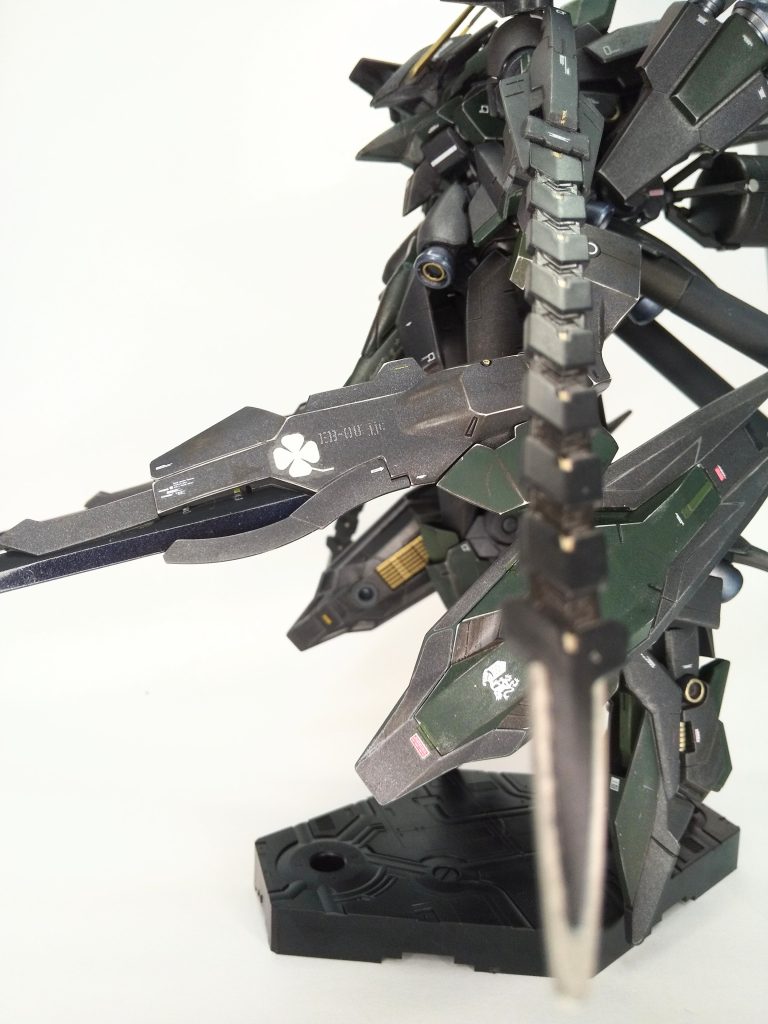 「クアドリフォリオ」は「四葉のクローバー」。表向きは「4本の大剣を構える緑色の機体として」とアナウンスされているが、ジュリエッタ曰く「そうしなきゃいけない気がしたの。私の血がそう言った」。貴重なデカールを譲ってくれた友人に感謝。